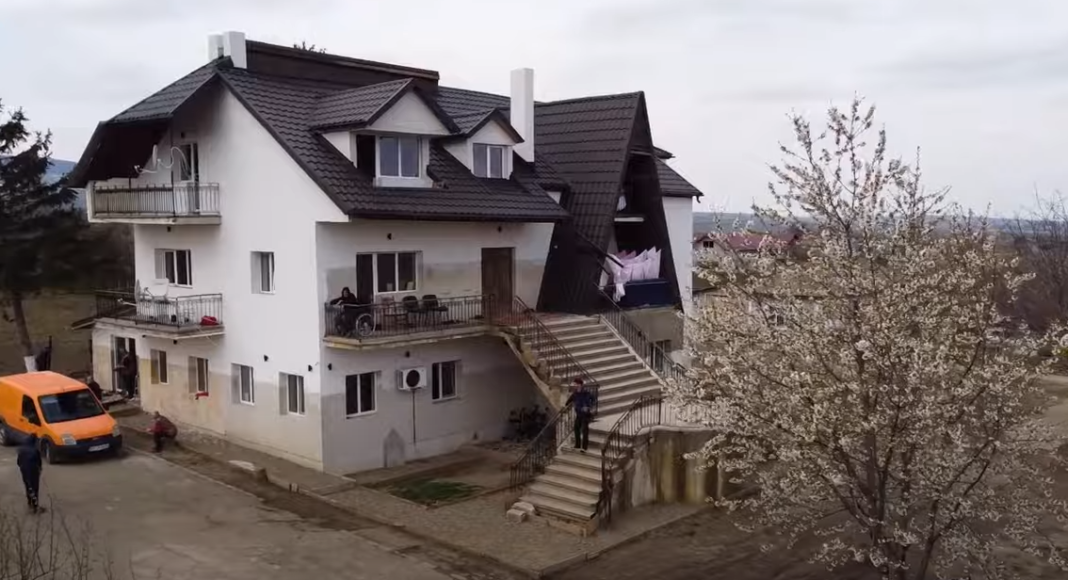 Romanian Youth Transform Ceausescu’s Former Villa into Shelter for the Homeless